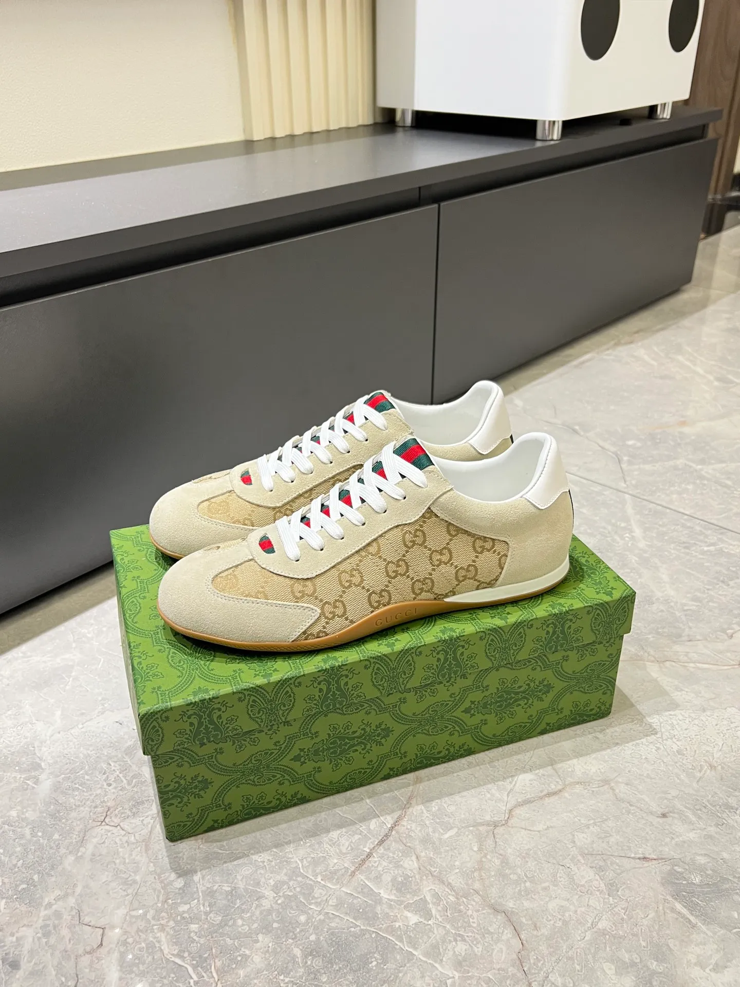 Men's shoes 💰p400 Gucci Shift series sports shoes, featuring lightweight thin sole design, suede + canvas + technical fabric splicing, perfect texture! The tongue and heel have red and green webbing, which is highly recognizable✨. The classic brown + off-white color scheme is retro and modern. The shell-toe shoe shape makes the feet smaller. It is perfect for daily wear or skirts and trousers. The upper fabric + elastic heel is easy to put on and take off, and the wrapping feeling is comfortable. It can be used for commuting and leisure. It has become one of Demna Gvasalia’s hottest items after taking over🔥. size: 38-45!